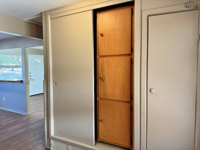 Building Photo - 703 Pecan St