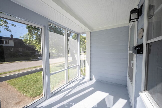 Building Photo - Charming 2 Bed, 1 Bath Duplex with House-L...