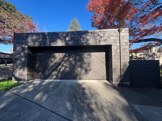 Building Photo - Large 2 bedroom 2.5 bathroom Bennett Valley Home with community pool and views