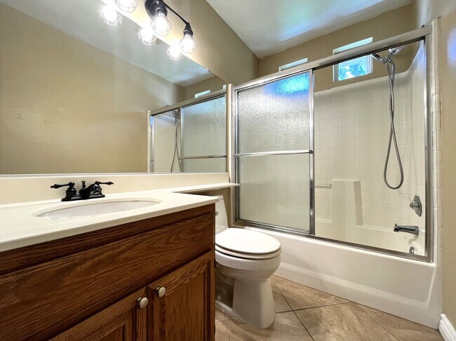Building Photo - 3 bed, 3 bath located in Ontario, CA!