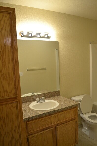 Master Bathroom - 220 Ryan Cir Apt B