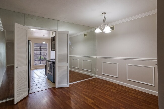Building Photo - Updated 2 Bed, 2 Bath Townhome in North Dallas