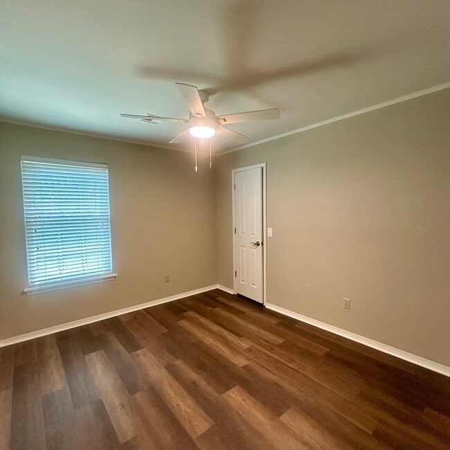 Building Photo - Enjoy Coming Home To This Beautiful and Well Maintained Home Close To Shopping, Restaurants & More!