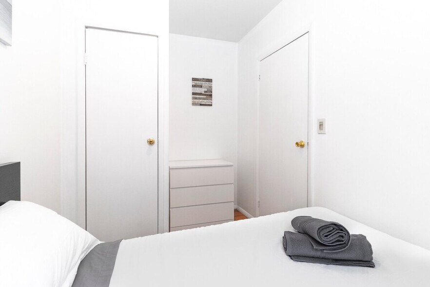 Building Photo - 340 E 94th St