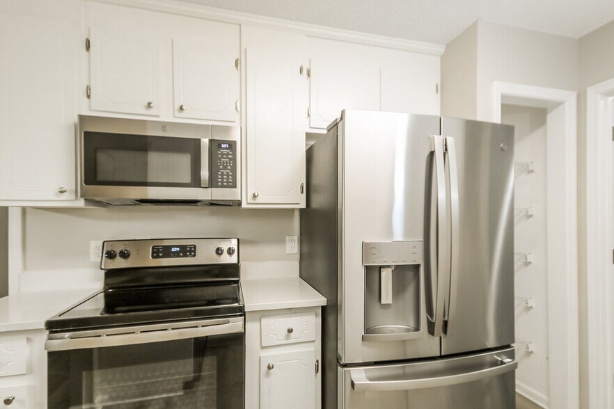 Building Photo - 820 Turning Point Ln