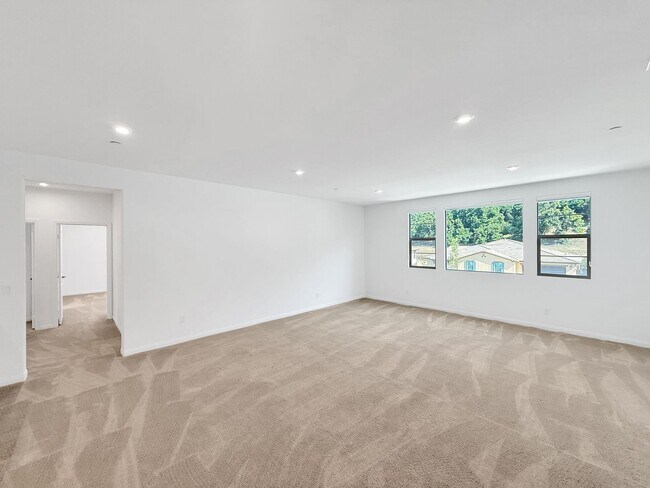 Building Photo - Beautiful 5B/4.5BA Home in Escondido Now A...