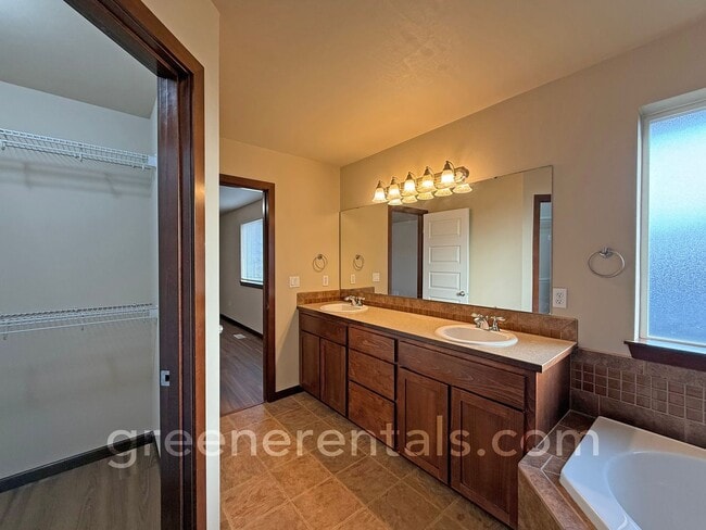 Building Photo - 4BR 2.5BA Home on Tumwater Hill