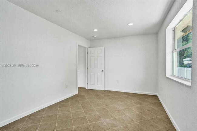 Building Photo - 2120-2122 Thomas St # 2122 HOLLYWOOD, FL 33020