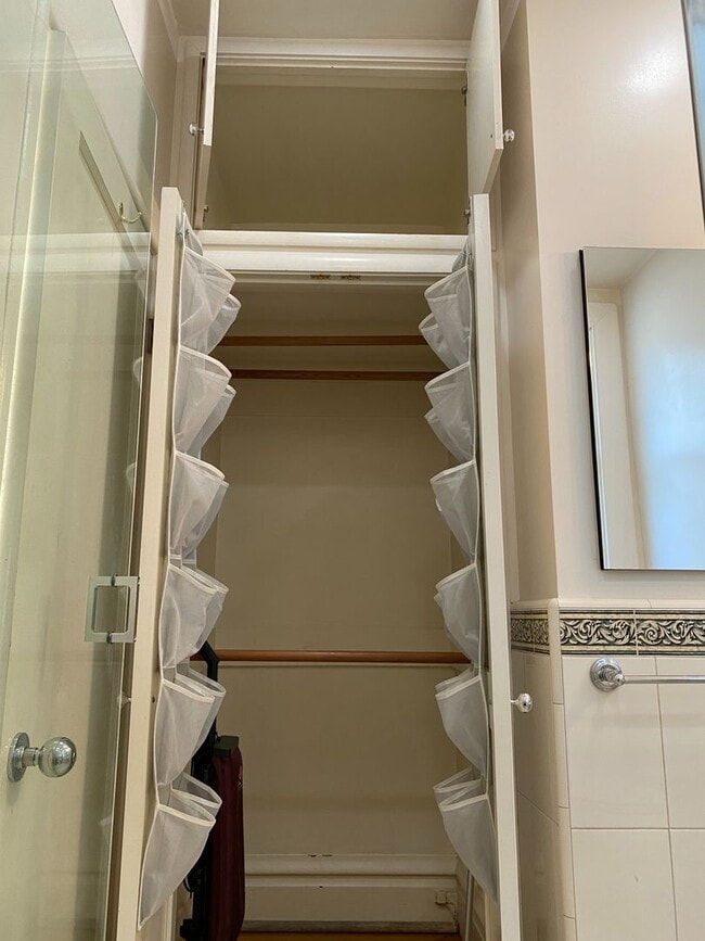 Building Photo - Bright, Corner Studio! Laundry On-Site! HARDWOOD! High Ceilings!