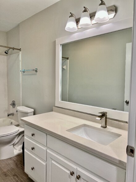 Building Photo - 555 Picketts Bend Ct