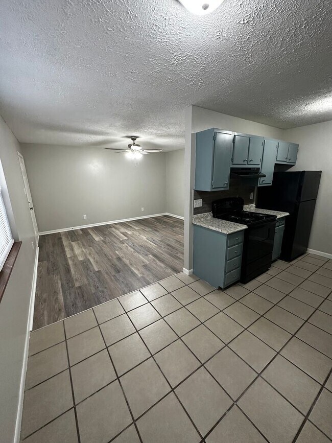 Building Photo - Newly Renovated 1 Bedroom, available Mid A...
