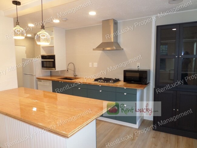 Building Photo - 2110-2116 NE 85th St