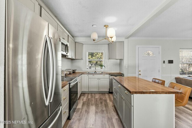 Building Photo - 6204 Commodore Dr