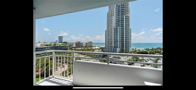 Building Photo - 400 S Pointe Dr