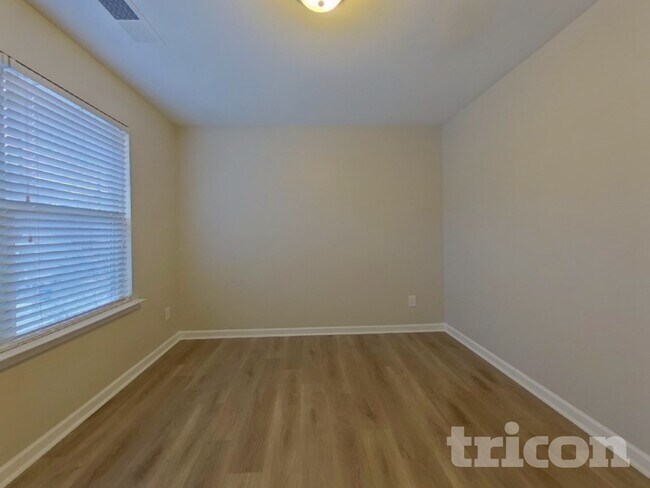 Building Photo - 3333 Lowland Dr