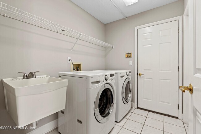 Building Photo - 7610 Sentry Oak Cir E
