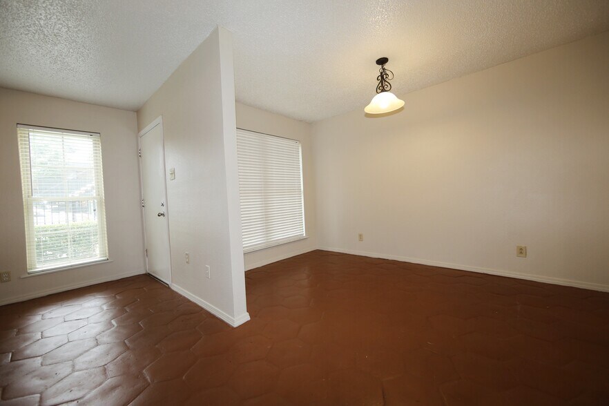 Building Photo - 7727 Meadow Park Dr