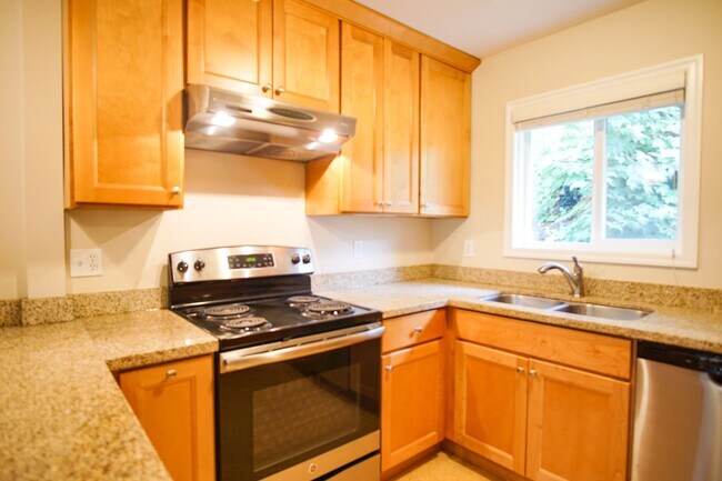 Building Photo - Updated Vintage 2Bed Courtyard Flat w/ AC & DW by Mt. Tabor!