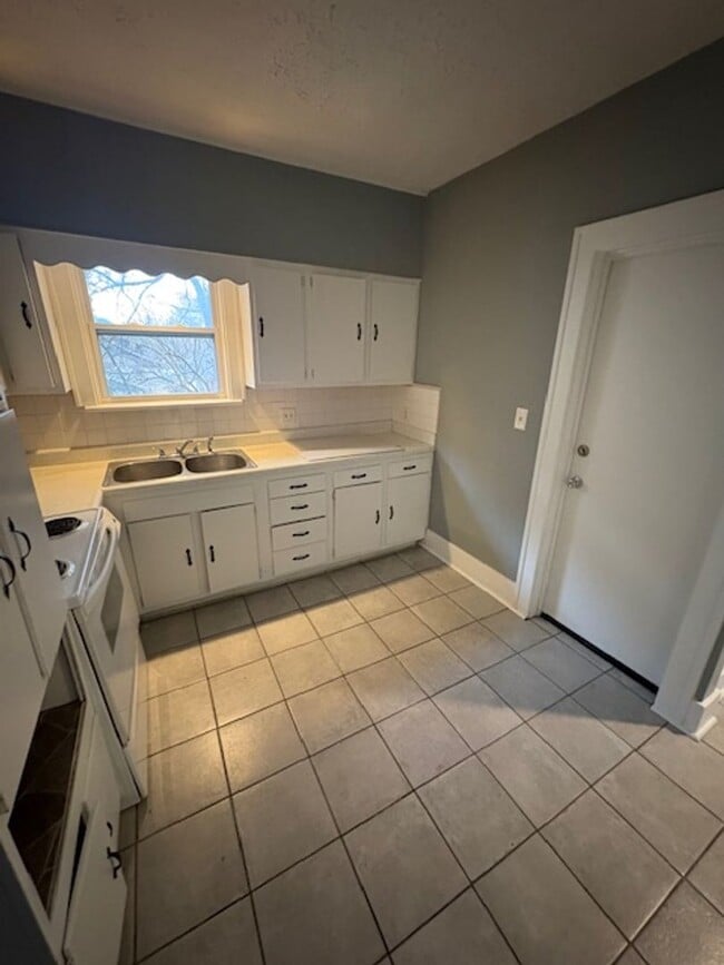 Building Photo - 2407 N Sheridan Rd