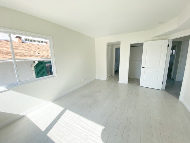 Building Photo - 233 6th St