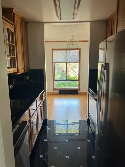 Building Photo - 2 Commodore Dr