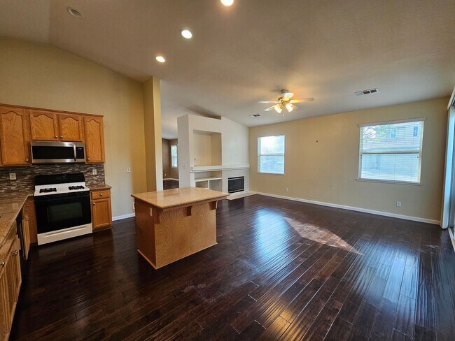 Building Photo - Single story home in Sylvan School District!