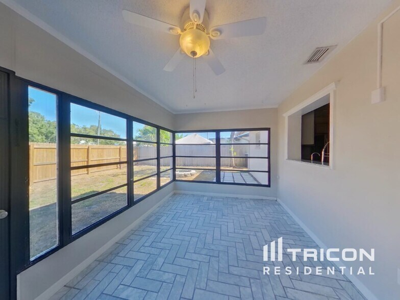 Building Photo - 1906 Radcliffe Dr N