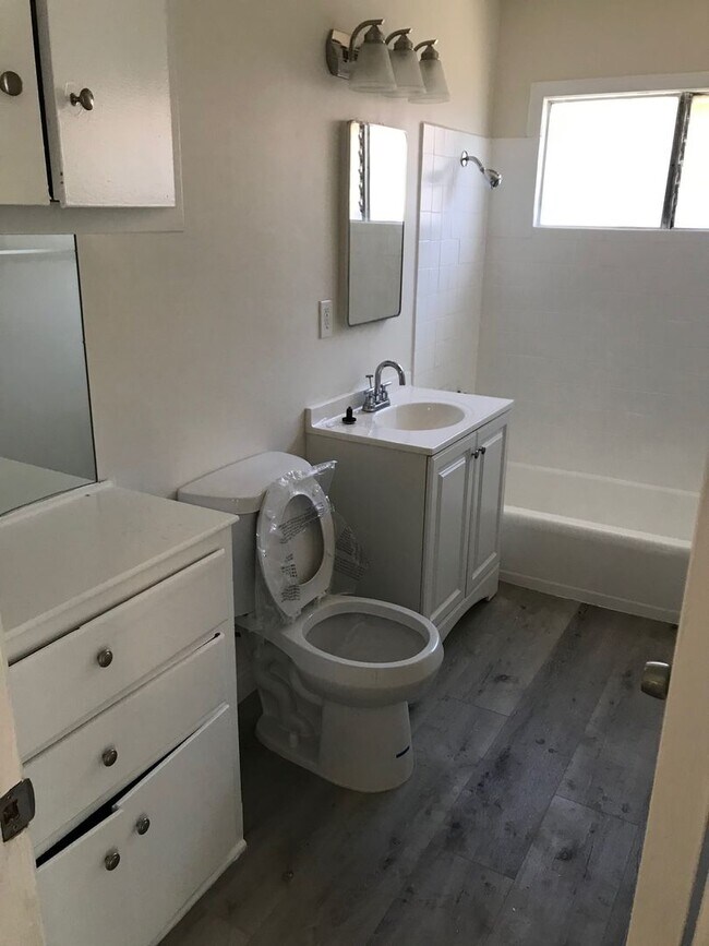 Building Photo - Spacious 1-Bedroom Apartment in Van Nuys –...