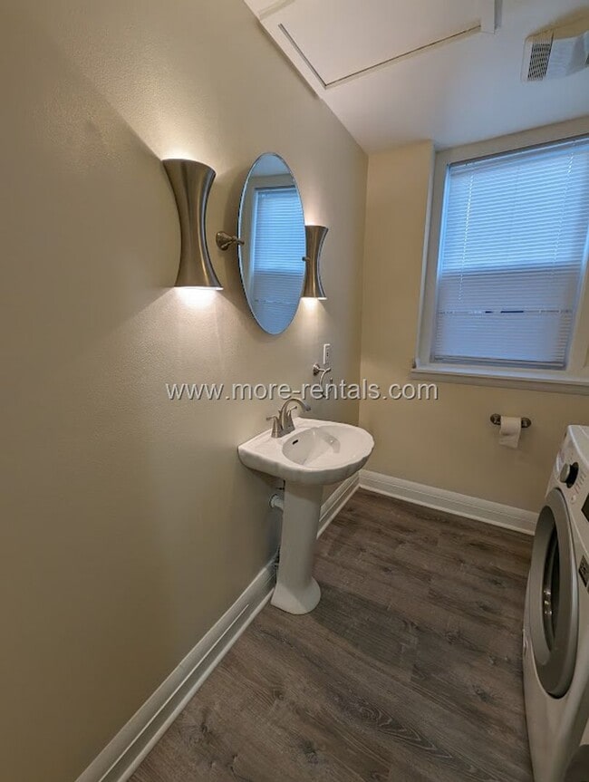 Building Photo - Large remodeled German Village area house