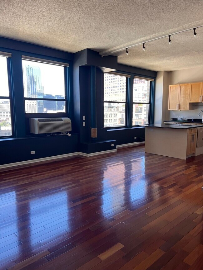 Building Photo - 600 S Dearborn St