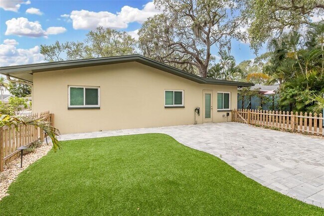 Building Photo - 211 Timberlane Dr