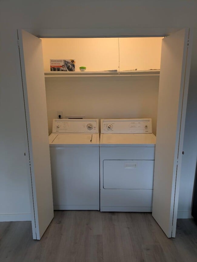 Building Photo - 425 Manhattan Dr