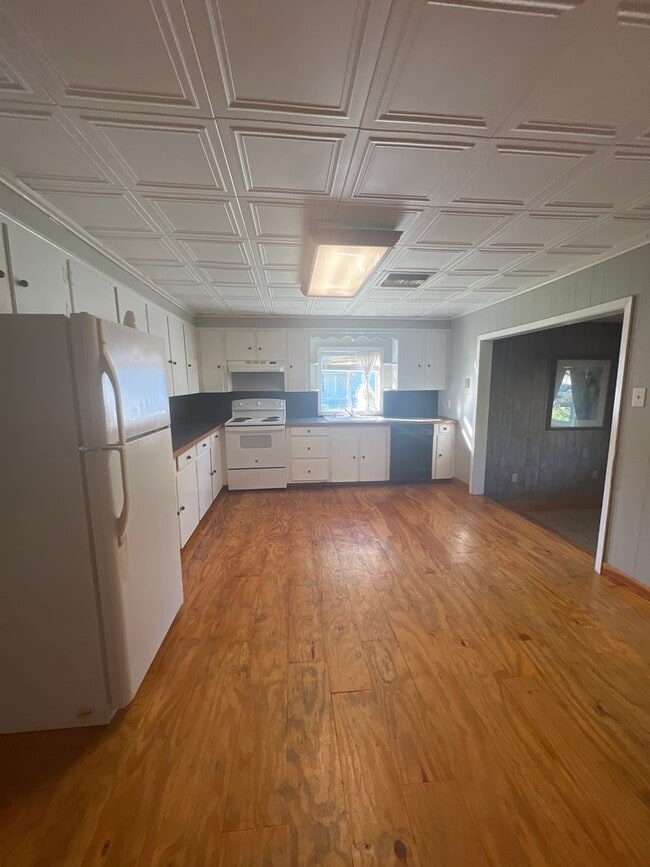Building Photo - 2 bedroom home for lease with garage and a...