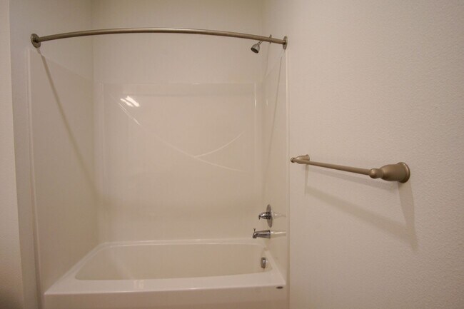 Building Photo - Heart of Sellwood: Fabulous Modern Studio Ready Mid-April!