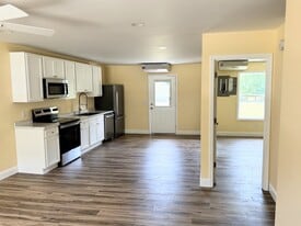 Newly Remodeled Kitchen - Fox Run Apartments - 963