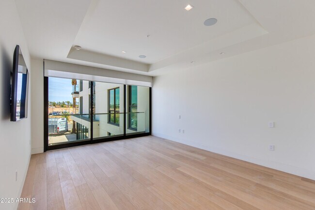 Building Photo - 6587 N Palmeraie Blvd