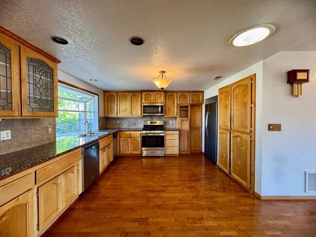Building Photo - 2555 Westridge Dr