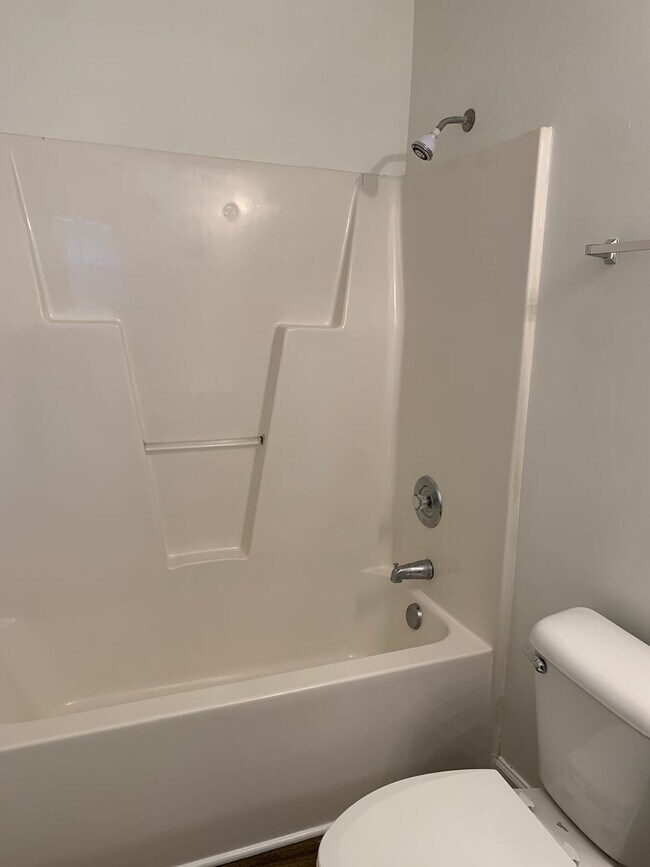 Building Photo - 3 Bedroom 2 Bath House on Hillsdale Drive