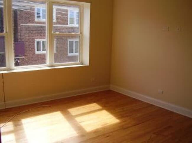 Building Photo - 3 Bedroom 2 Bath Spacious Condo