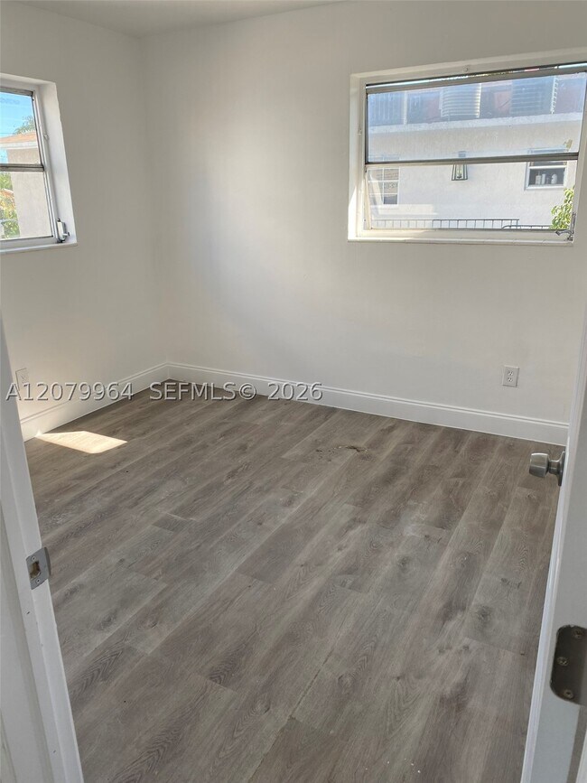 Building Photo - 633 NW 23rd Pl