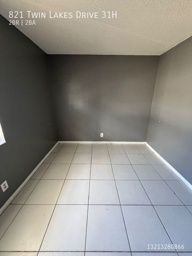 Building Photo - 821 Twin Lakes Dr