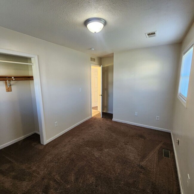 Building Photo - 2 Bedroom, 1 Bathroom Duplex Unit in Indep...