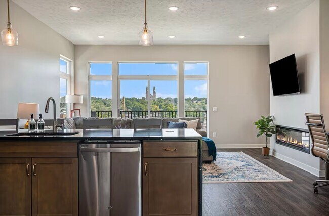 Building Photo - Fully Furnished 2 Master Suites | Luxe Tow...