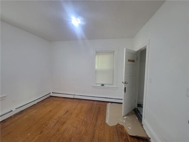 Building Photo - 123 Putnam St