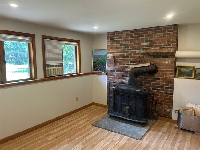 Building Photo - 20 Breeze Dr