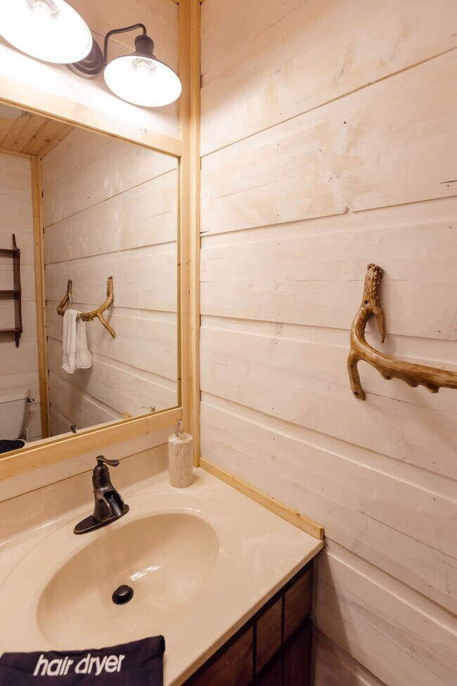 Building Photo - 521 Baywood Dr