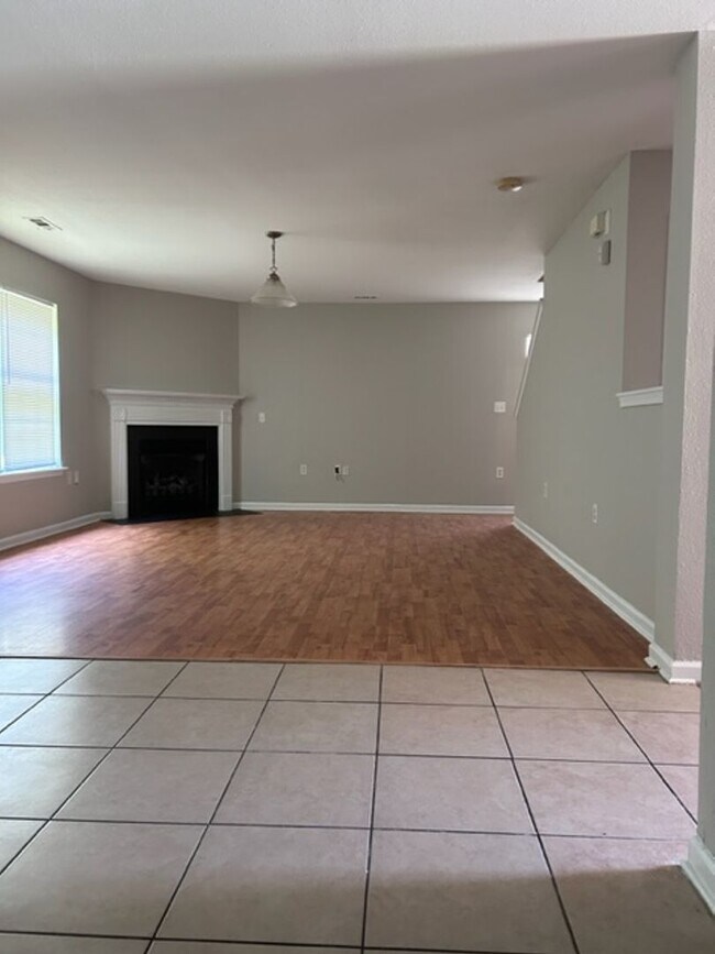 Building Photo - Stunning 4 Bedroom Home in Coulwood East Community