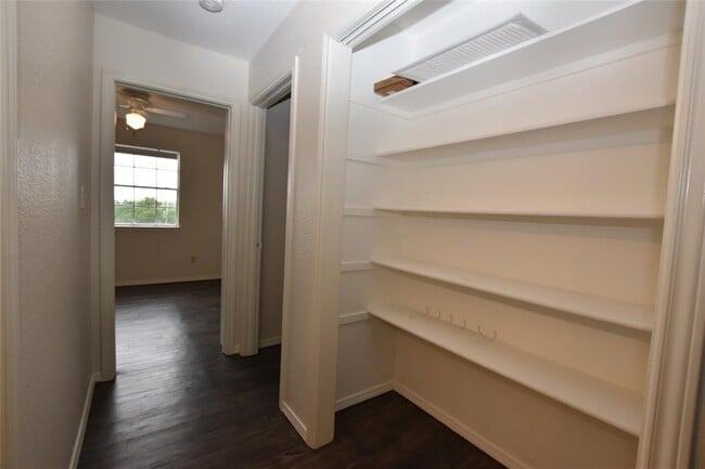 Building Photo - 921 Sagewood Trail