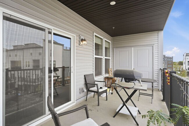 Building Photo - Perfectly positioned near the vibrant shopping and dining destination of One Loudoun, this reside...