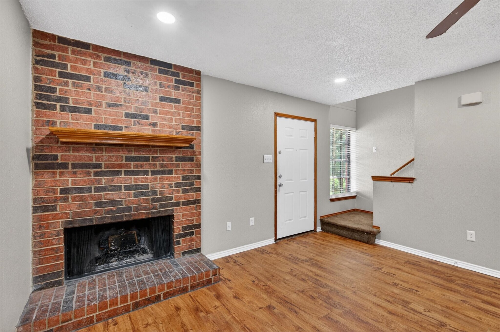Building Photo - 305 Cambridge Dr